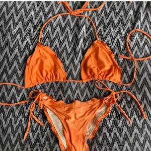 Orange bikini - Köpt i Paris inte använd mycket😍