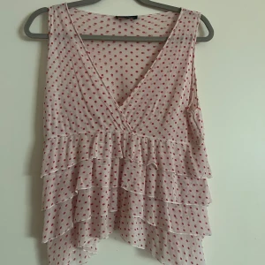 Rosa prickigt linne - Mycket bra skick. Aldrig använd men köpt secondhand. 