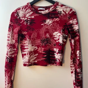 Tröja  - Supercool tröja från Bershka som inte kommer till användning tyvärr. Den är i strl S, i perfekt skick! 