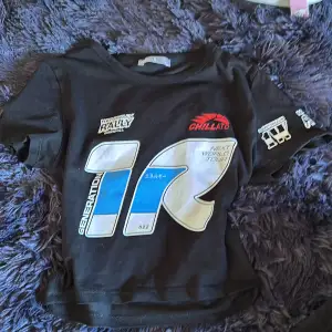 Super snygg cropped racing top, knappt använd eftersom att den är lite för cropped för mig 