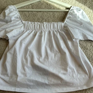 Vit blus från H&M - Säljer min fina blus från H&M då den inte passar mig så bra. Har aldrig använt den och är därför precis som ny. Skriv om ni har några frågor❣️