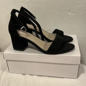 Skor med klack - Endast använda en utekväll, dom är i strl 38 men passar mig perfekt som har strl 39 i vanliga fall. Klackarna är lite skadade efter användningen (se bild) men absolut inget som stör.