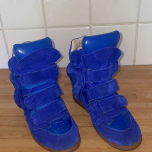 Isabel marant skor - säljer mina isabel marant skor som tyvärr inte längre kommer till andvänding skriv för fler bilder❤️