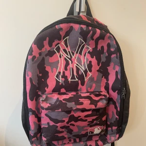 Ryggsäck  - De är en medelstor ryggsäck med ett stort och ett litet fack. Den kan andvändas i t.ex skolan. Jag hade den som mindre men andvänds inte längre❤️❤️ bra skick  