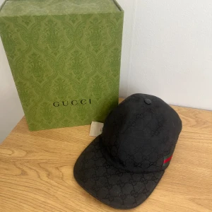 Gucci Keps - Hej! Säljer min svarta Gucci keps i storlek XS, gott skick inga skador osv. Självklart äkta kvitto och box medföljer. Går inte ner i pris endast seriösa köpare hör av er vid intresse tack!