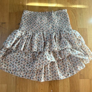 Kjol - En kjol från Neo noir. Kjolen är stretchig och perfekt nu till sommaren, i storlek S.