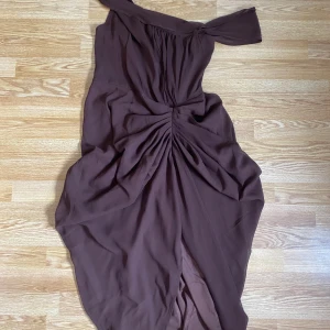 Coffee colored elegant formal dress - Only worn once to a wedding, good as new. Dark brown, vintage, rouched back, one sholder strap.
