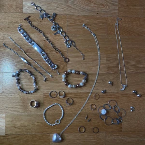 Smycken till bra pris - Säljer smycken som ej går till användning i hopp om att nån hittar något älskvärt💘 Köps som på bild, inga utbyten. Hoppas du blir nöjd🥰