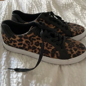 Leopard skor - Säljer dessa super fina leopard skor då jag inte använder dom, super fint sckik säljer dom för 200kr+ frakt (priset kan dock diskuteras!)