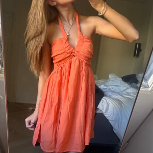 Klänning - Säljer denna superfina klänning med knytning där bak och öppen rygg (säljer en likadan i vit så kolla mina övriga annonser också). Superbra skick!💗