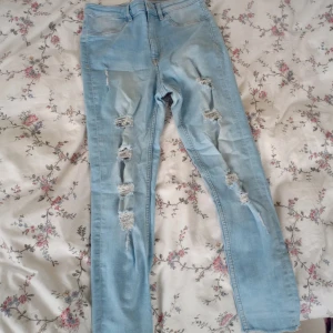 Skinny jeans  - Säljer ett par skinny jeans i strl 40/L. Dem är lite slitna imellan benen som ni kan se på sista bilden. Annars är den i bra skick. Säljer dem för 25kr + frakt!