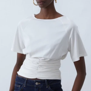 T-shirt  - Så fin T-shirt från Anna Field som är tight i midjan. Köpte för 319kr, inte använd💛