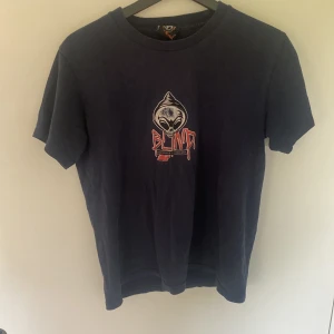 T-shirt från Blind skateboard  - T-shirt från Blind skateboard, storlek XS-S, 100% bomull  Skador: litet håll på framsidan