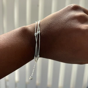 Silver armband  - Fin och enkel silver platerad armband, hög kvalite, nyskick och justerbar. Köpare står för frakt men kan vara gratis om man köper en bundle med tre produkter eller mera (ej spårbart) :)