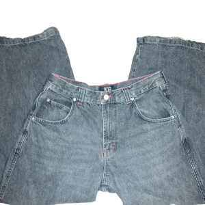BDG jeans - BDG jeans från Urban outfitters, lite heelbite som inte syns på bilderna men kan skicka bild på det privat men annars i bra skick. W32 L30 Benöppningen 29cm