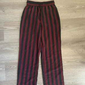 Byxor - Älskar dessa byxor men dessvärre har dem blivit för små. Dem är raka i modellen och ganska lik linnebyxor i tyget 