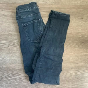 Jeans - Ett par skinny jeans som är lite lösare vid fotleden, använda fåtal gånger 