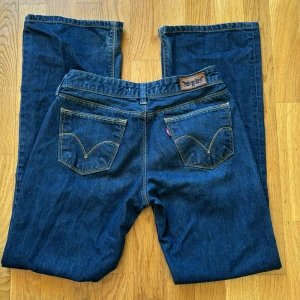Lågmidjade bootcut jeans - Fint skick!🫶🏻 levis 572
