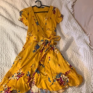 Blommig klänning från bikbok  - Supersöt blommig omlottklänning med v ringning från Bikbok, köpt ca 2018 men använd max 2 gånger! Storlek XS men passar absolut S också. Fraktas helst men finns att hämtas upp i Solna eller centrala Stockholm 🫶🏼