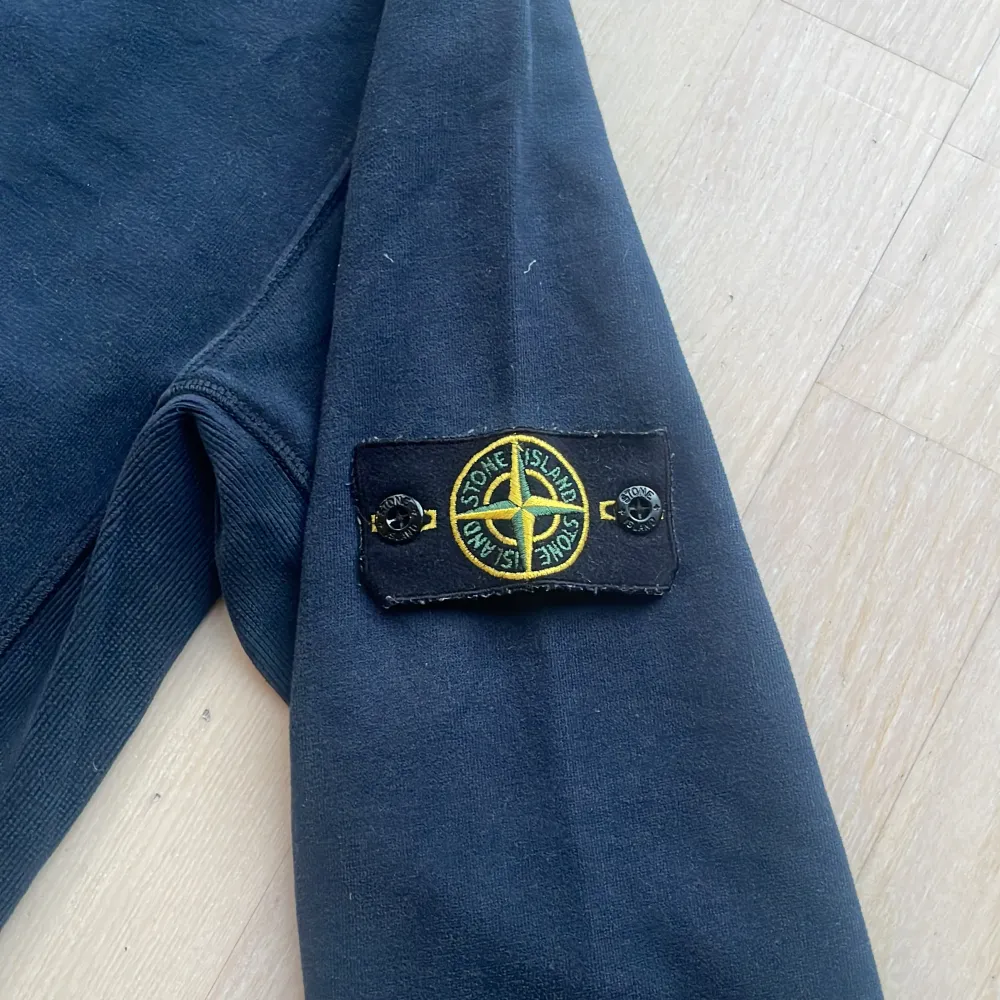 Stone island sweatshirt i mycket bra skick. Inga fläckar eller hål. Storlek M. . Hoodies.