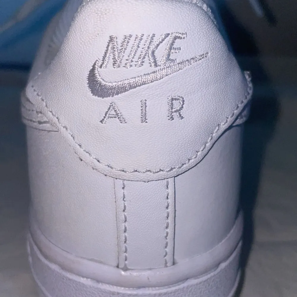 Helt nya airforces, köpta på Zalando. Säljer då storleken är för liten. . Kengät.