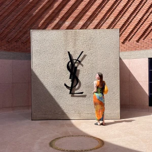 Färgglad långklänning Urban Outfitters - En färgglad långklänning med slits på ena sidan från Urban Outfitters som endast är använd en gång och är därmed i nyskick💕