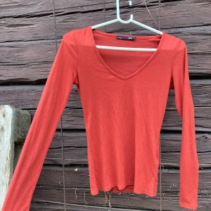 Fin tröja för svala vardagar - Tröjan är för liten för mig därav säljer jag den. Den är i nyskick och använd en gång. Tröjan är inte stretch och sitter tajt.