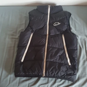 Nike väst - Säljer denna snygga nike väst eftersom den inte kommer till användning mera, använd ett par gånger så skick är 10/10🙂 den köptes för 1000 kr, jag säljer för 199 för vill få sålt fort