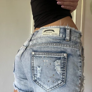 Lågmidjade jeansshorts - Säljer dessa coola Lågmidjade jeansshortsen med stenar då dem aldrig kommit till andvändning, nyskick. Storlekslappen är inte kvar men jag bär normalt storlek S och är ca 171cm. Skriv vid intresse eller frågor 💕