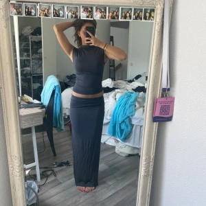 Sett från Gina  - Köptes förra somaren, och har endast används 2-3 gånger!🌸🌸 kjolen är i storlek S, toppen är i storlek XS! Jag är 165 cm lång för referens. 