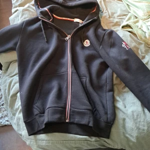 Moncler kofta - Den går inte att öppna hela vägen men annars så är den i bra skick 