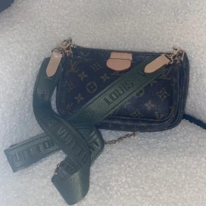 Väska - Älskar denhär väskan men känner att jag vill göra plats för nya, därav vill jag få en snabb affär. Lilla väskan ingår inte😊