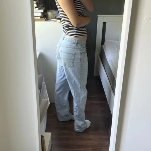 Ljusblå jeans - Midrised ljusblå jeans. Sparsamt använda. Superfin passform och sitter bra rumpan!