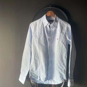 Morris skjorta✌🏽 - Fräsch Morris skjorta perfekt till sommaren!! Skick 10/10 inga defekter!!🍻🐺