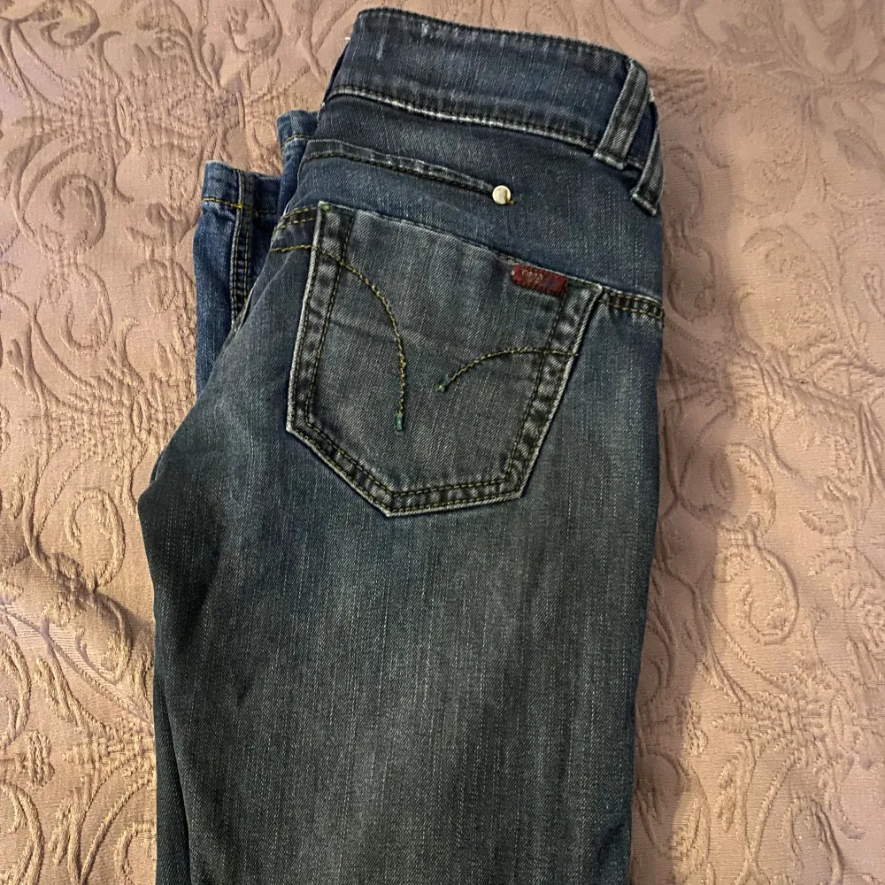 I storlek XS sitter löst på mig ( de är utsvängda) älskar dessa jeans men rensar min garderob så de blir en rensning!!   . Jeans & Byxor.