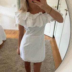 Klänning hm - Så fin klänning från HM. Säljer endast vid bra pris😁 litet hål vid dragkedjan men inget som syns när man har på sig den😊 kan skicka bild på det vid intresse 