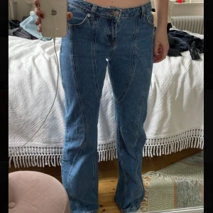 Bootcut jeans med sömmar - Supersnygga lågmidjade Bootcut jeans med sömdetaljer 