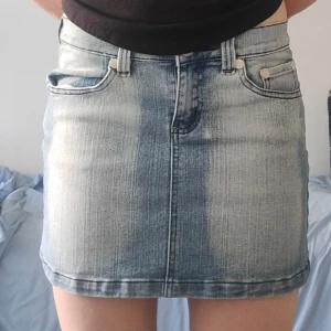 Gullig vintage jeanskjol - jeanskjol, fint skick. står storlek 10, jag bär vanligtvis storlek s men den är väldigt stretching och passar en storlek m också.