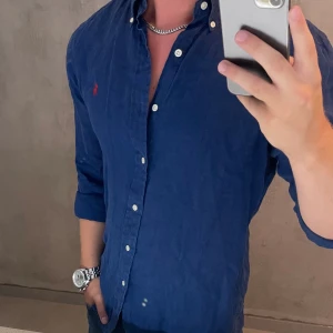 Ralph Lauren ”Linnen” skjorta - Hej, säljer nu min fina Ralph Lauren linne skjorta storlek M slimfit. Den är i nyskick och kommer att vara otroligt snygg nu i sommar. Nypris 2000kr! Vi kommer att sälja liknande produkter nu i sommar så glöm inte följa profilen!🌊🍾