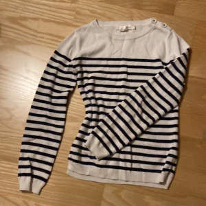 Randig stickad tröja med knappar på axeln - Jätte fin randig tröja från L.O.G.G i storlek xs. Inga defekter och fint material💗