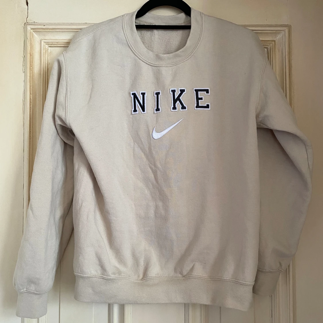 Beige tröja med Nike-tryck