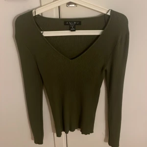 Amisu  - Ny utan prislapp, mörk grön, från new yorker 