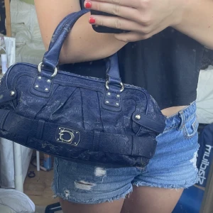 Guess väska - Fin äkta guess väska som jag köpte på plick, men inte använt själv så mycket. Det finns mycket täcken på användning! Skriv för fler bilder på där tyget gått sönder. Pris går alltid att diskuteras vid snabb affär❤️❤️