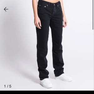 Lågmidjade raka jeans från Lager 157 i modellen ”ICON”. Använda ett fåtal gånger i strl M🖤