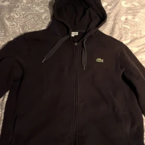 Lacoste kofta - Använd i helt okej skicka, passar både M och S o storlek!