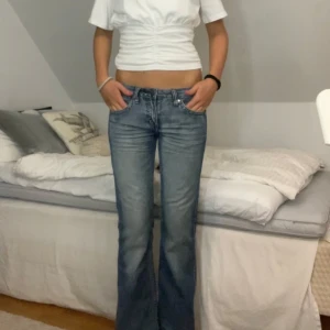 Lågmidjade jeans!❤️ - Grymmaste lågmidjade jeansen! Midjemått: 77cm och innerbenslängden: 81cm❤️ Direktpris 500kr men annars buda från 400kr, kontaka då privat!🫶🏻☺️