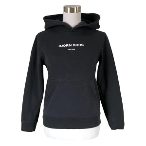 Björn Borg hoodie  - Jätte fin svart hoodie, sann i storleken. Knappt använd. Säljer då jag redan har en likadan🫶🏼 nypris ligger på 455kr. 