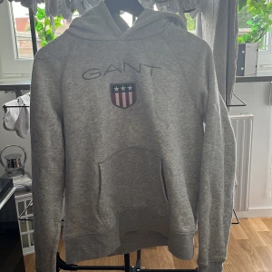 Gant hoodie  - Köparen står för frakten.  Fint skick, lite använd.  Grå 