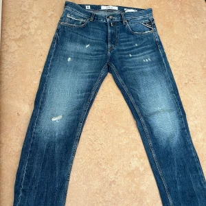 Replay Jean ripped - Säljer mina Replay jeans i modellen Grover , Har använt dem 1 gång och skicket är jättebra,  inga defekter eller nåt , Nypris  1700kr , Mitt pris 699kr