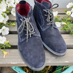 Blå mocka kängor från Bugatti - Ett par blå kängor i mocka från Bugatti. Skorna har snörning och en röd insida som ger en fin kontrast. De har en robust sula och är i bra skick.